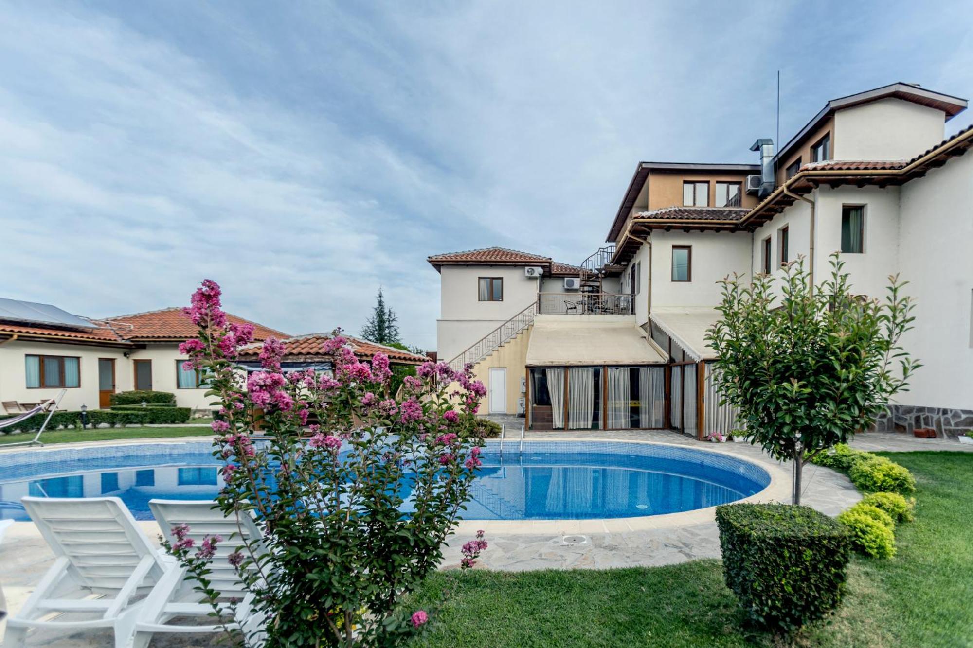 Вила Флора Паталеница Exteriér fotografie